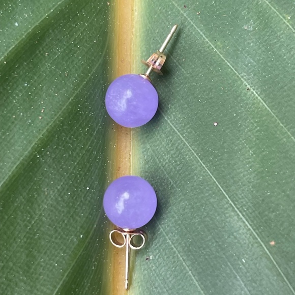 Solid 14K gold lavender jade stud earrings - Picture 3 of 5
